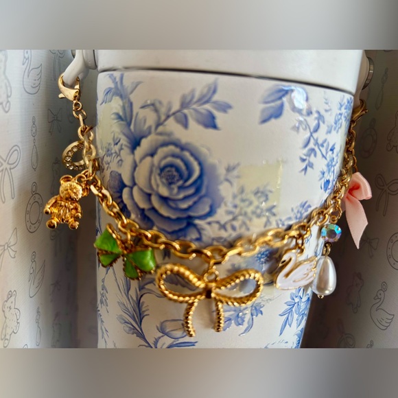 Hydrapeak Limited Charmed Edition in “Snow” Nomad 32 OZ Insulated Bottle - Picture 6 of 6